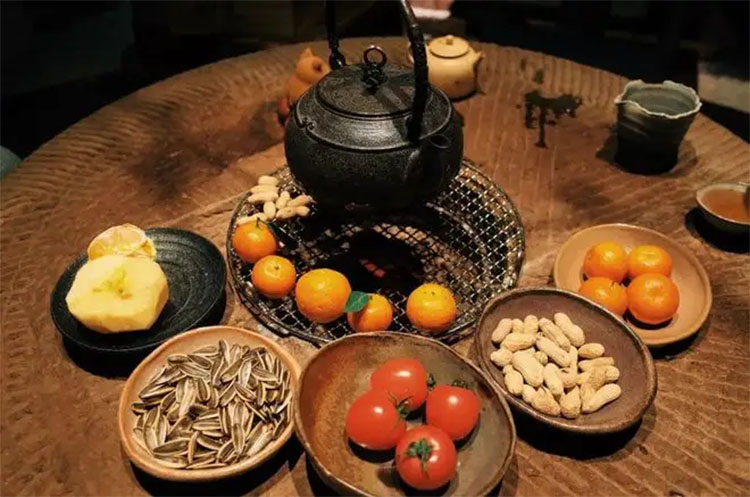圍爐煮茶：起一爐火，煮兩碗茶，聊三餐四季，話五谷豐登(圖1)